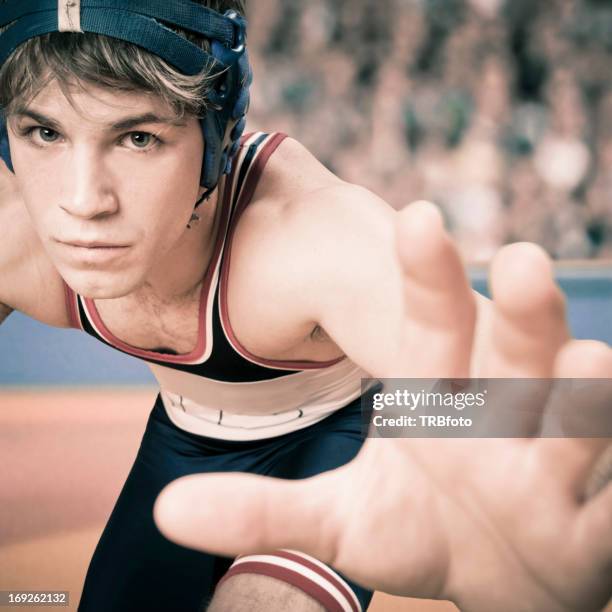 caucasian wrestler in stance - artigo de vestuário para cabeça - fotografias e filmes do acervo