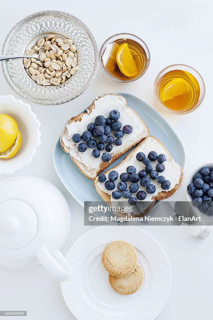 Toast with blueberries, nuts and tea