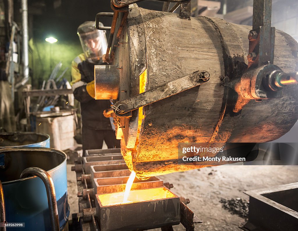 Founderies Worker Pouring Molten Metal Into Moulds In Foundry High-Res Stock Photo ...