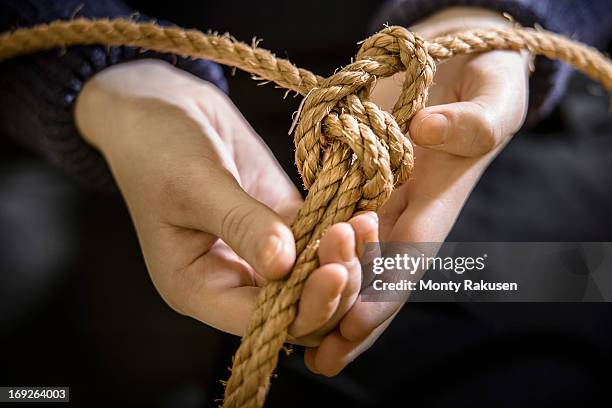 nautical student tying sheet bend knot with rope - desamarrado imagens e fotografias de stock