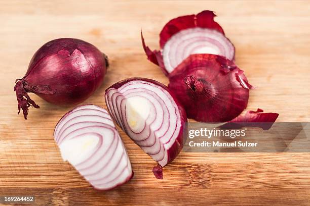 close up of chopped onions - red onion imagens e fotografias de stock