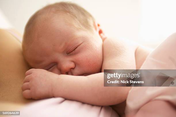 baby girl sleeping on her mother - baby touching belly fotografías e imágenes de stock