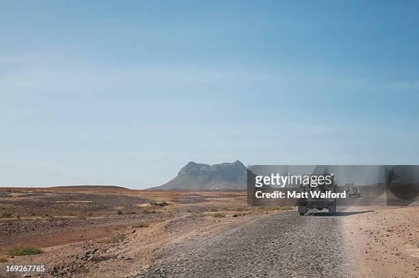 jeeps driving in dusty landscape - cabo verde - fotografias e filmes do acervo