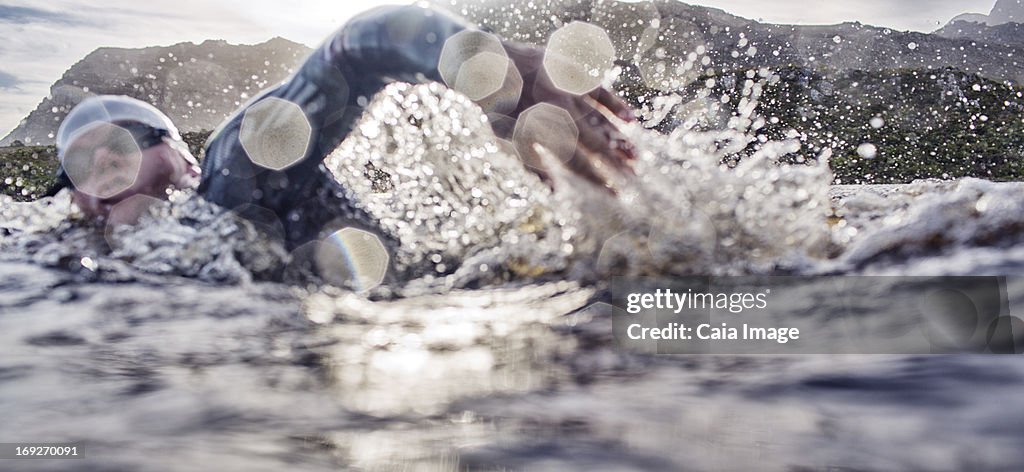 Triathleten Schwimmen im Rennen