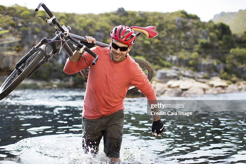 Mann mit Mountainbike-Fluss