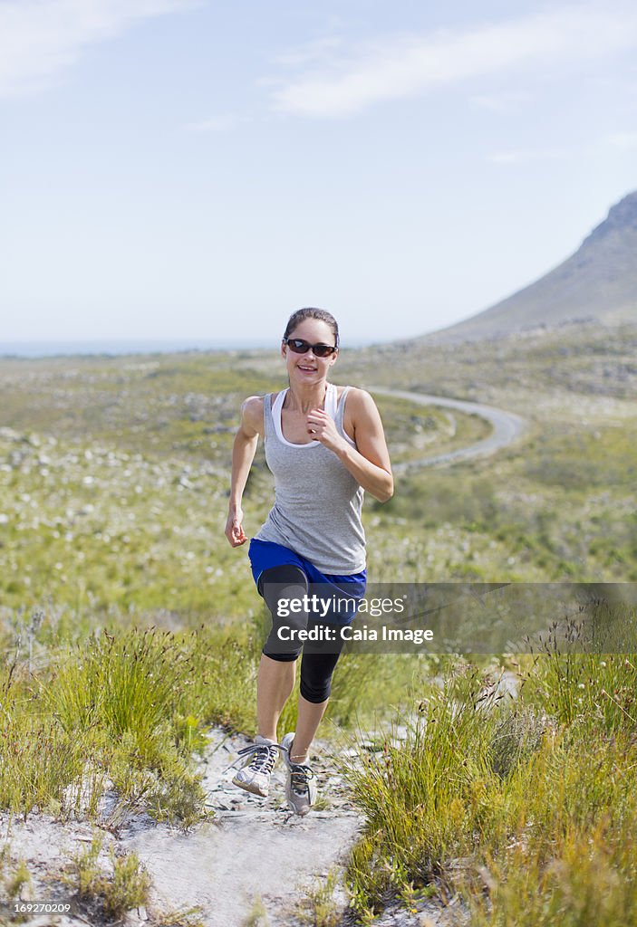 Mulher correr em solo caminho