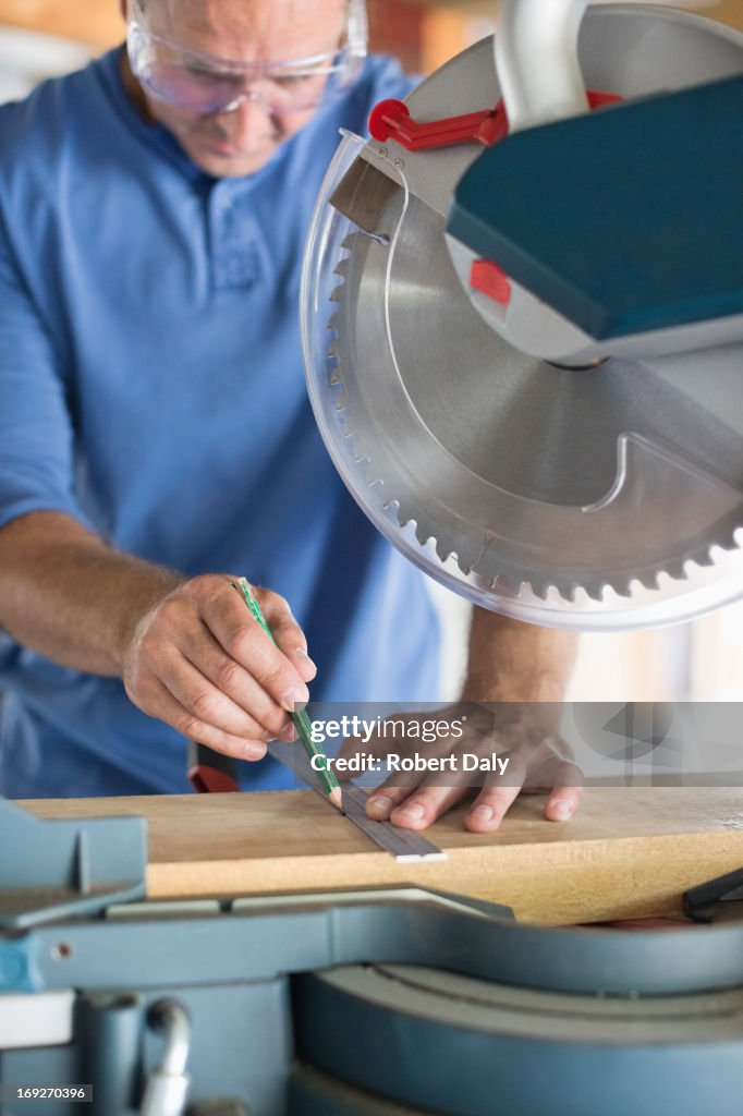 Homme travaillant dans l'atelier