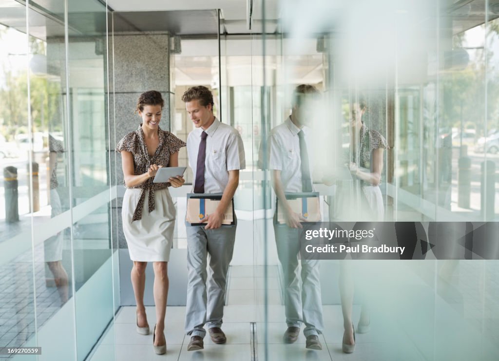 Geschäftsleute sprechen im Büro-Korridor