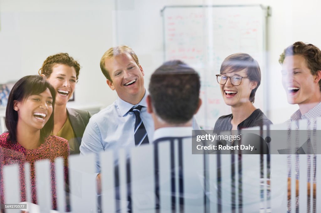 Business-Leute lachen in den Meetingräumen
