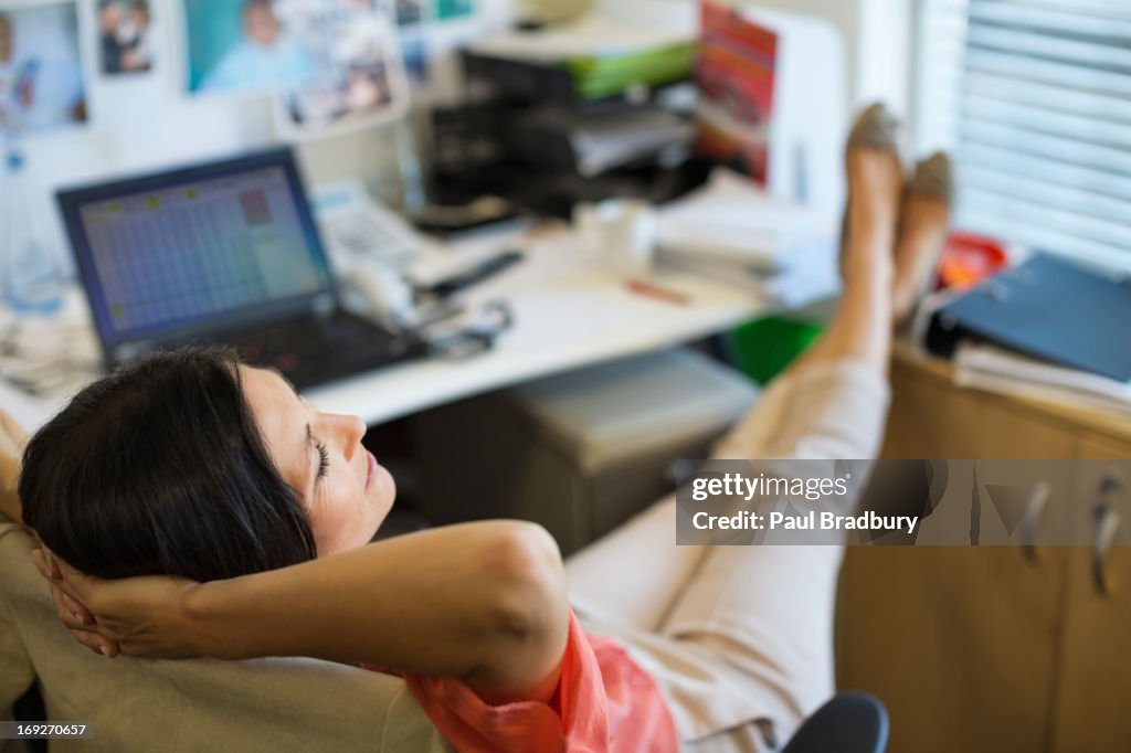 Geschäftsfrau entspannende am Schreibtisch