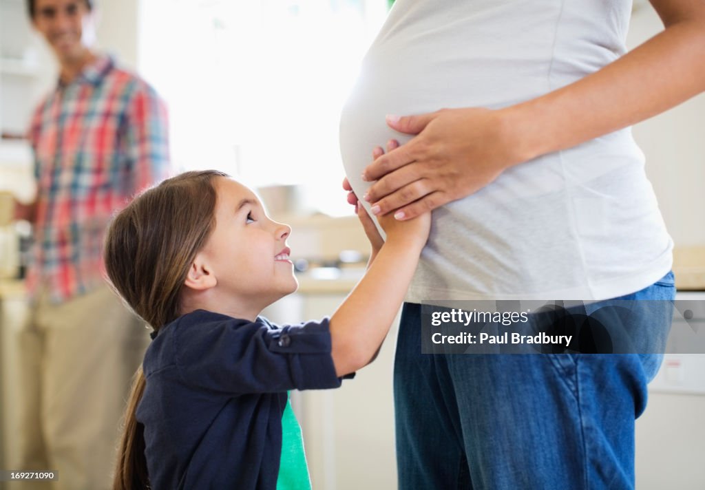 Fille tenant motherís enceinte du ventre