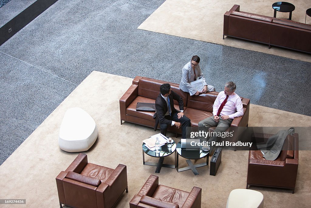 Uomini d'affari a parlare sul divano