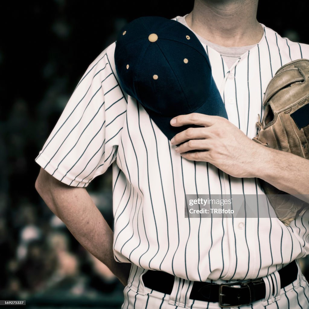 Europäischer Abstammung baseball-Spieler hält Mütze mit Herz