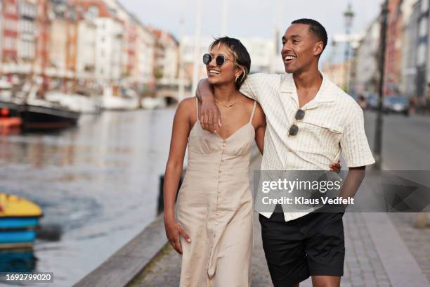 young heterosexual couple walking on pier - casal-de-verdade imagens e fotografias de stock