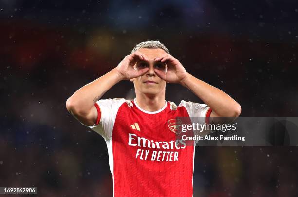 Leandro Trossard of Arsenal celebrates scoring his sides second goal during the UEFA Champions League match between Arsenal FC and PSV Eindhoven at...