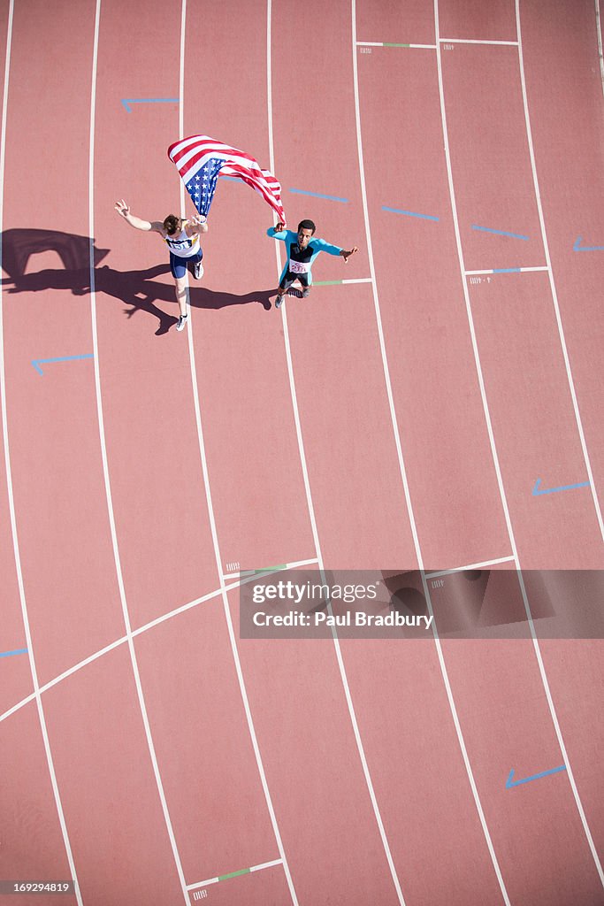 Celebra on track Runner con bandera estadounidense