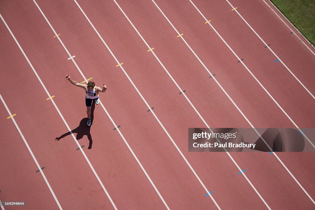 Runner a celebrar em Pista