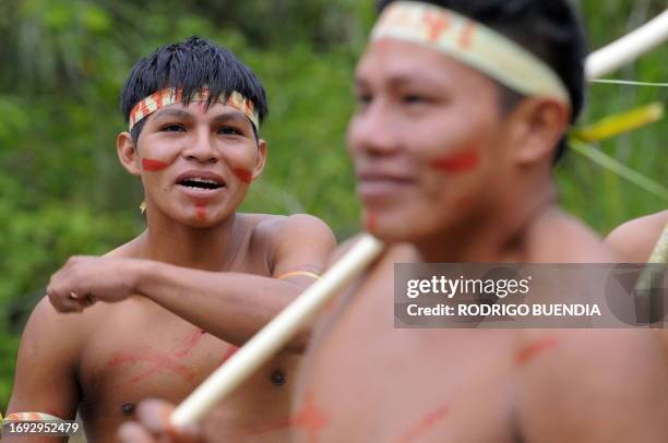 Ecuadorean Waorani natives at the Yasuni National Park, at the Ecuadorean Amazon forest, on August 21, 2010. AFP PHOTO / RODRIGO BUENDIA
