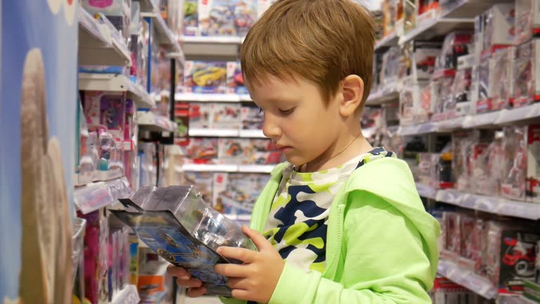 https://media.gettyimages.com/id/1693003774/video/a-cute-boy-takes-a-box-with-a-toy-in-a-toy-store-and-examines-it.jpg?b=1&s=640x640&k=20&c=y4zMzWdhIaypT_n-F4XAEA4pJhPGRcZnjbDzR3ukzeY=