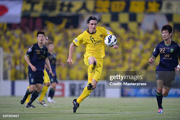 Cleo of Kashiwa Reysol in action during the AFC Champions League round of 16 match between Kashiwa Reysol and Jeonbuk Hyndai Motors at Hitachi...