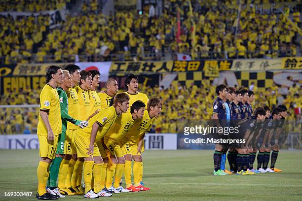 Kashiwa Reysol players line up for photographs prior to the AFC Champions League round of 16 match between Kashiwa Reysol and Jeonbuk Hyndai Motors...