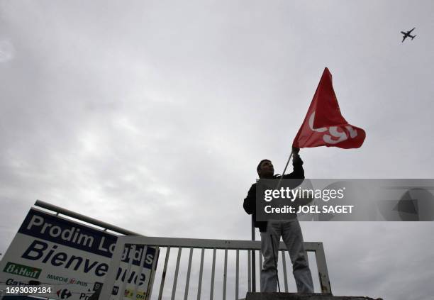 Des employés de Carrefour en grève manifestent, le 28 avril 2005 aux Ulis, devant les entrepôts de LCM , filiale logistique de Carrefour, pour...