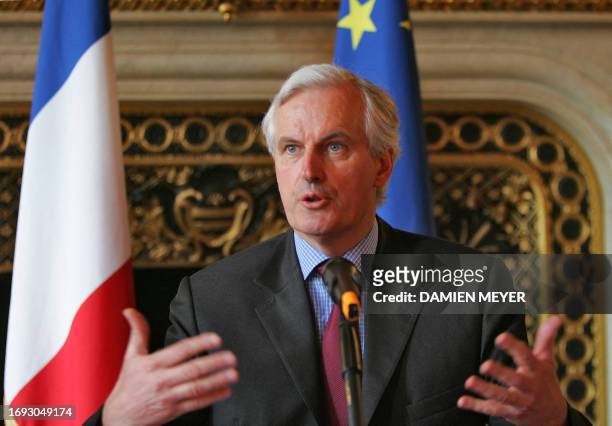 Le ministre des Affaires étrangères Michel Barnier s'exprime, le 29 avril 2005 au quai d'Orsay à Paris, lors de la présentation de la campagne...
