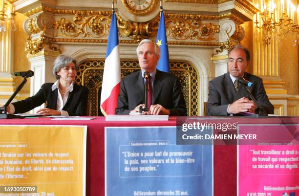 Le ministre des Affaires Etrangères Michel Barnier s'exprime aux côtés de la ministre déléguée aux Affaires européennes Claudie Haigneré et du chef...