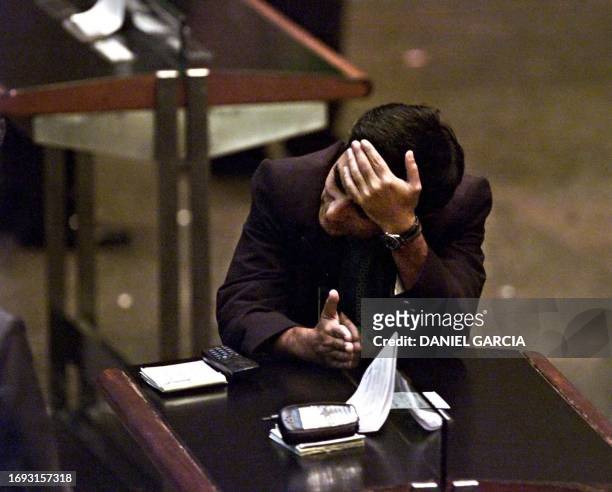 Stock trade operator hold his head on the stock-market floor of Buenos Aires, Argentina 29 March 2001. Un operador bursatil se toma la cabeza en el...