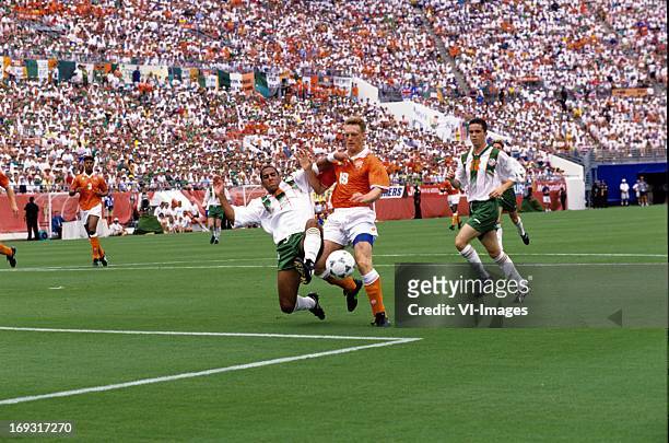 Phil Babb, Peter van Vossen during the FIFA World Cup 1994 round of 16 match between Netherlands and Ireland om July 4, 1994 at the Citrus Bowl...