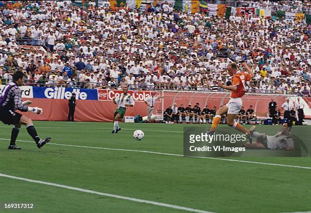 Pat Bonner, Terry Phelan, Dennis Berkamp, Andy McCrath during the FIFA World Cup 1994 round of 16 match between Netherlands and Ireland om July 4,...