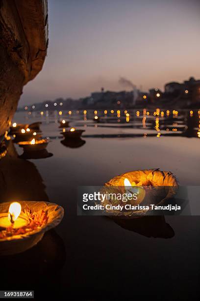 candle light offering - ganges stock-fotos und bilder