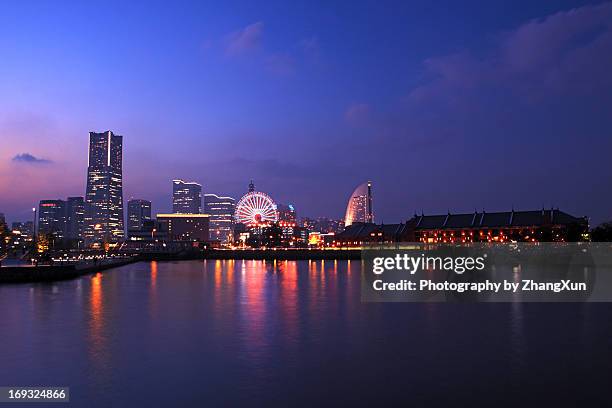 cityscape of yokohama bay at night - yokohama imagens e fotografias de stock