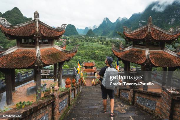 tourist traveling at buddhist temple tich truc lam ban gioc in cao bang, vietnam - tempel stock-fotos und bilder