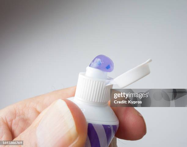 fluoride toothpaste - fluor stockfoto's en -beelden