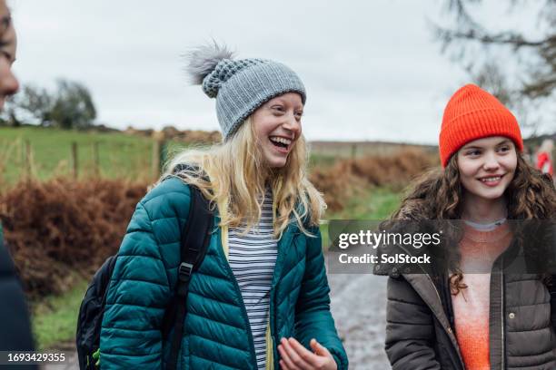 students chatting on field trip - 14 year old blonde girl stock pictures, royalty-free photos & images