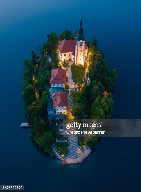 aerial view of the pilgrimage church of the assumption of mary on lake bled at night, slovenia - d20 stock pictures, royalty-free photos & images
