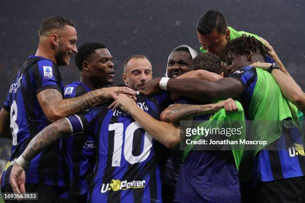 Hakan Calhanoglu of FC Internazionale celebrates with team mates after scoring a second half penalty to give the side a 4-1 lead during the Serie A...
