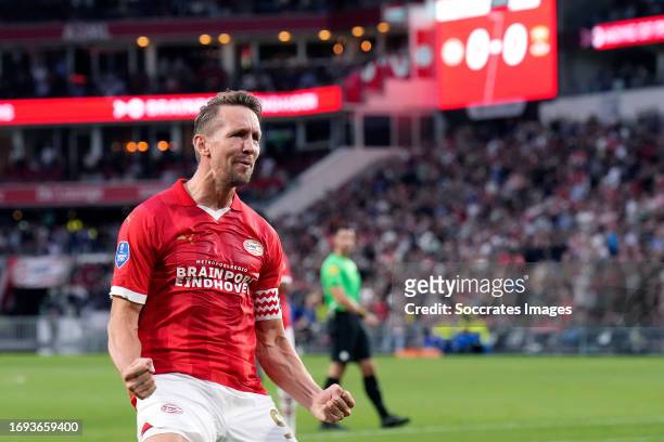Luuk de Jong of PSV celebrates 1-0 during the Dutch Eredivisie match between PSV v Go Ahead Eagles at the Philips Stadium on September 27, 2023 in...