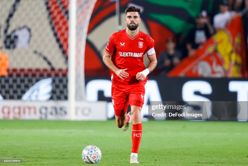 Robin Propper Robin Propper of FC Twente controls the ball during the Dutch... News ...