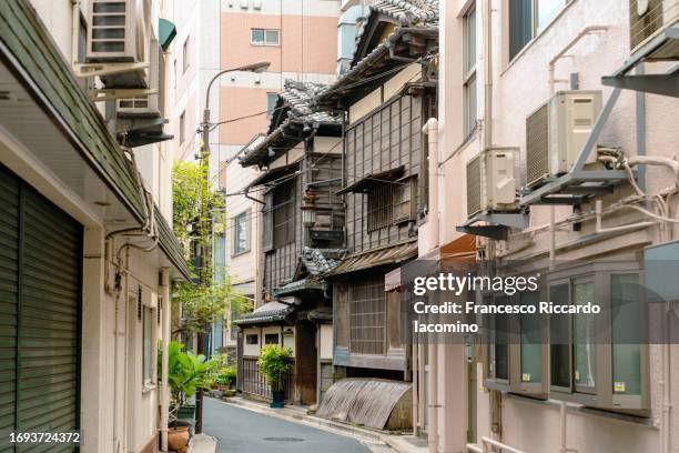 tokyo, alley with different styles of buildings - enge stock-fotos und bilder