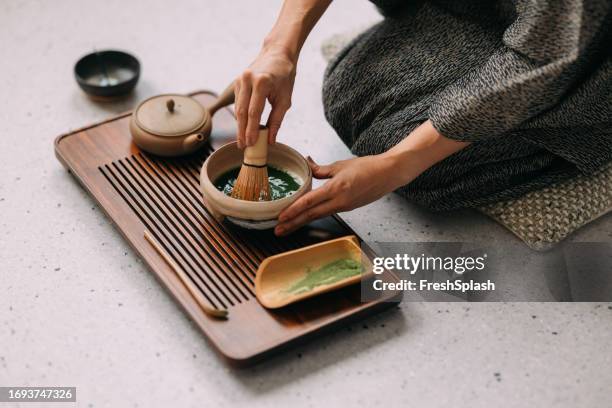 une japonaise en kimono prépare du thé - fouet manuel photos et images de collection