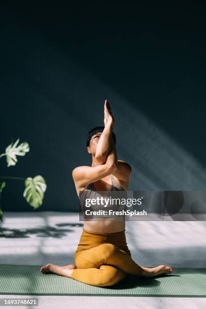 cultivating vitality: japanese woman's journey to wellbeing through yoga - elastiek stockfoto's en -beelden