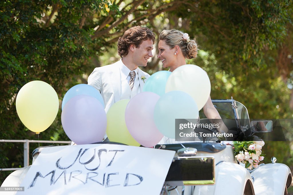 Brautpaar Reiten in Cabrio