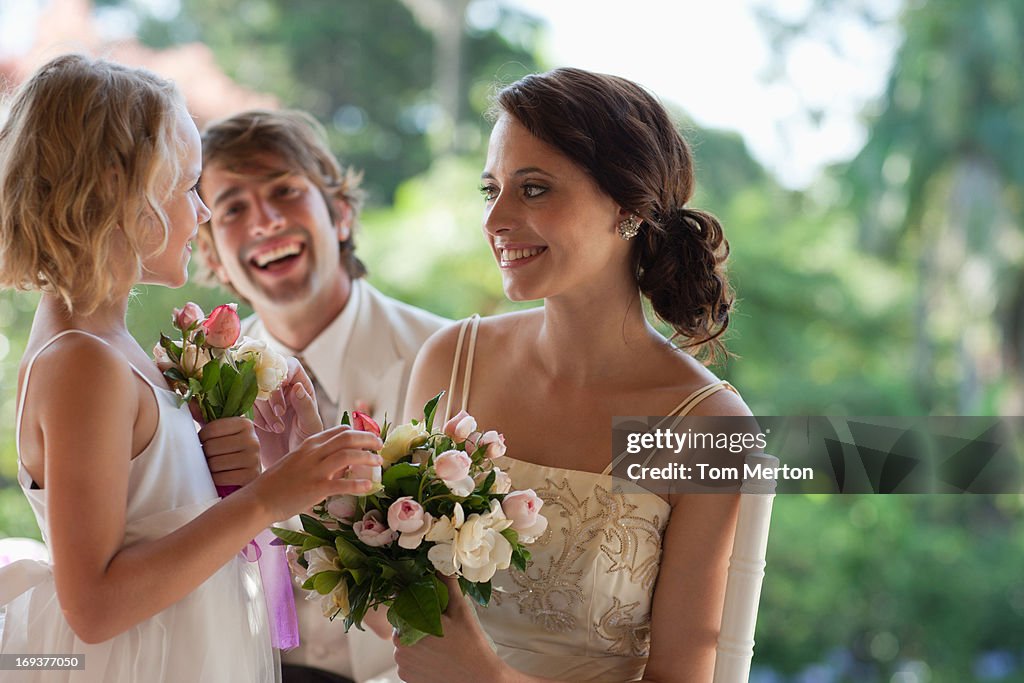 Familie feiert in Hochzeitsempfang