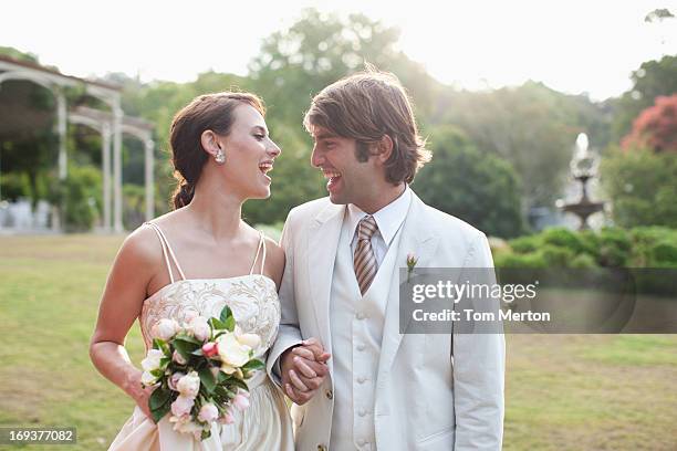 noiva e noivo segurando mãos - noivo relação humana imagens e fotografias de stock