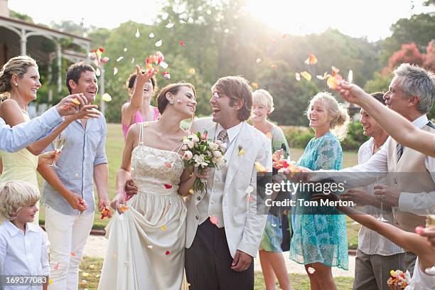 os clientes atirando pétalas de rosa no noiva e noivo - marriage imagens e fotografias de stock