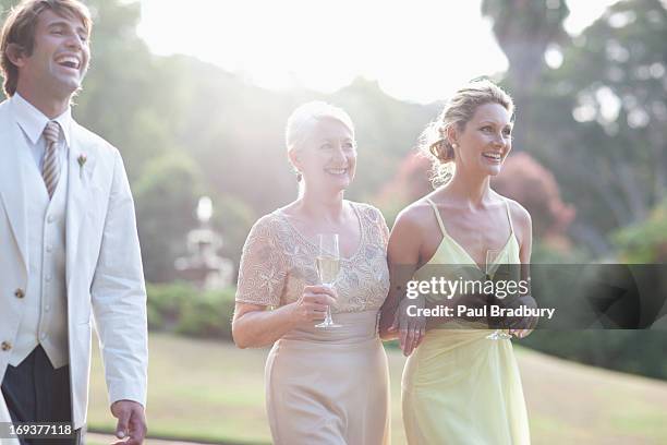 les invités à un mariage à pied sur la pelouse - réception de mariage photos et images de collection