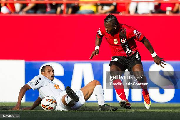 Duvier Riascos of Xolos fights for the ball with Gilberto Silva of Atletico Mineiro during a match between Xolos and Atletico Mineiro as part of the...