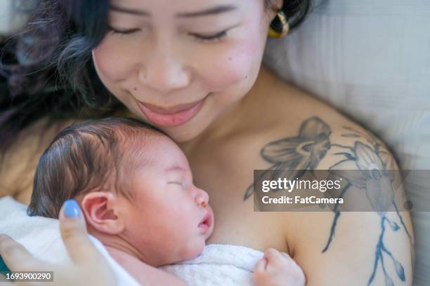skin to skin with mommy - childbirth stock pictures, royalty-free photos & images